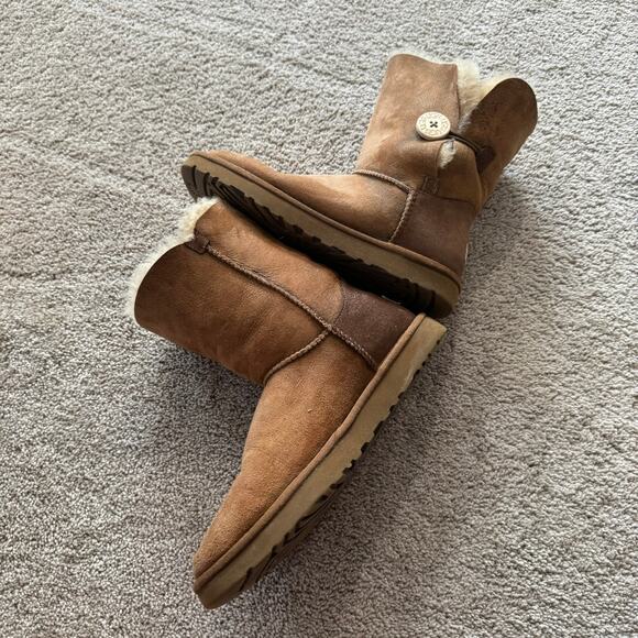 UGG Bailey Button II Sheepskin Lined Suede Boots in Chestnut Brown Size 10 - Picture 2 of 13